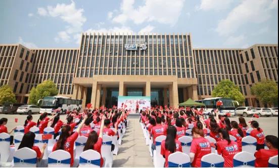 做白色的牛奶，創(chuàng)紅色的企業(yè)，花花牛乳業(yè)集團青春歌會慶祝建黨100周年