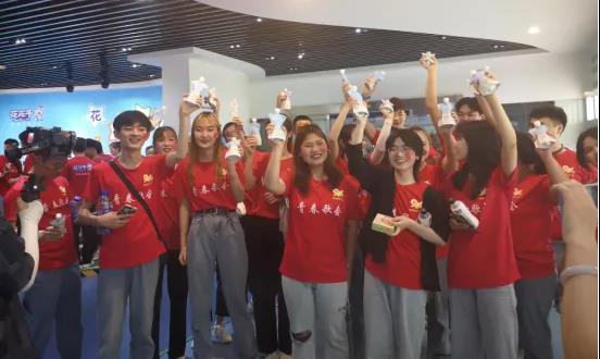 做白色的牛奶，創(chuàng)紅色的企業(yè)，花花牛乳業(yè)集團青春歌會慶祝建黨100周年