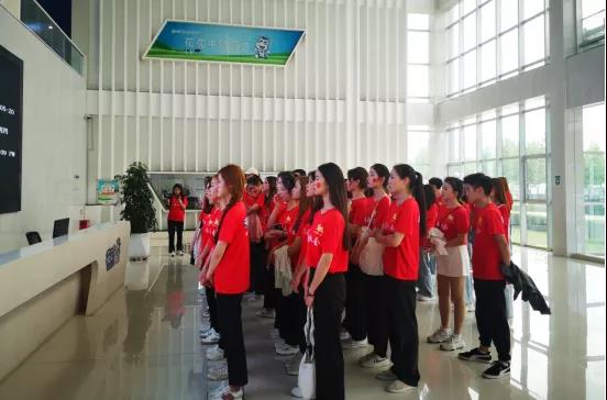 做白色的牛奶，創(chuàng)紅色的企業(yè)，花花牛乳業(yè)集團青春歌會慶祝建黨100周年