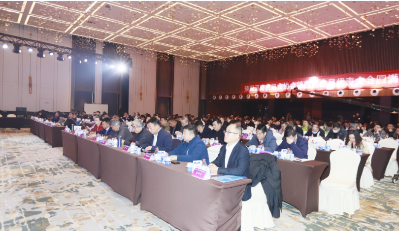 河南奶業(yè)發(fā)展啟航新征程——花花牛乳業(yè)集團(tuán)黨委書記、董事長唐洪峰當(dāng)選河南省奶業(yè)協(xié)會(huì)會(huì)長