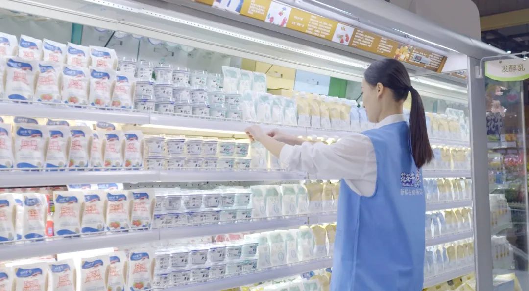 點贊！河南日報要聞02版——報道花花牛乳業(yè)集團鄭州分公司乳制品生產(chǎn)場景，彰顯花花牛乳業(yè)集團發(fā)展新活力