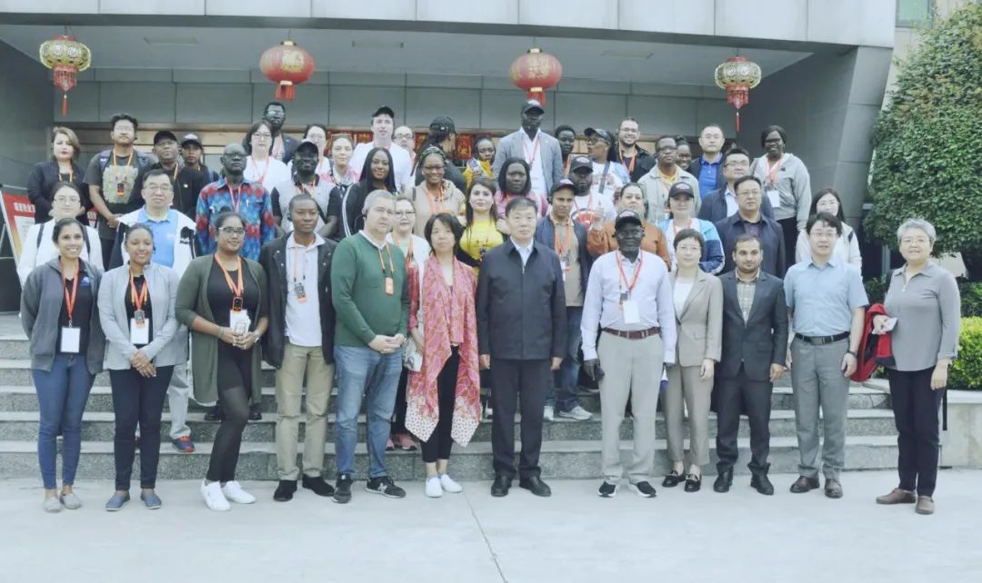 北京大學(xué)南南合作與發(fā)展學(xué)院教授、全球伙伴關(guān)系主任周詠梅一行蒞臨花花牛平輿瑞亞牧業(yè)參觀調(diào)研