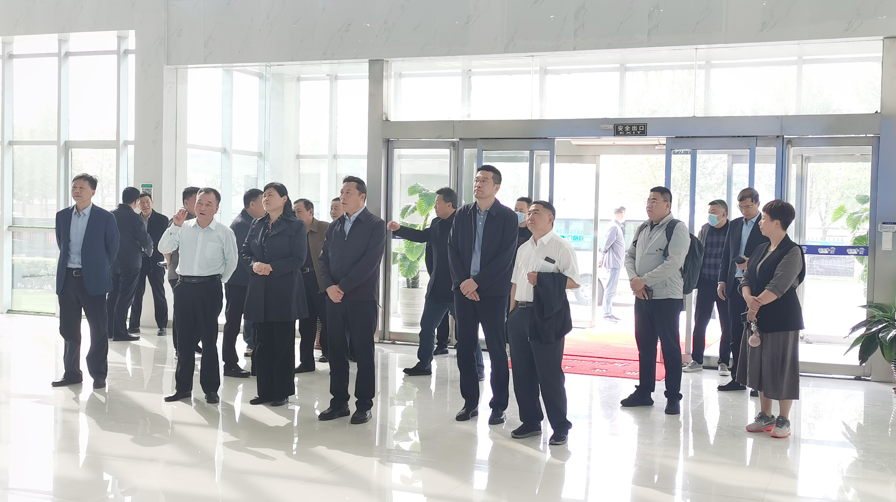 花花牛丨沈陽(yáng)市人大常委會(huì)副主任曹鵬一行蒞臨花花?？疾熳? style=