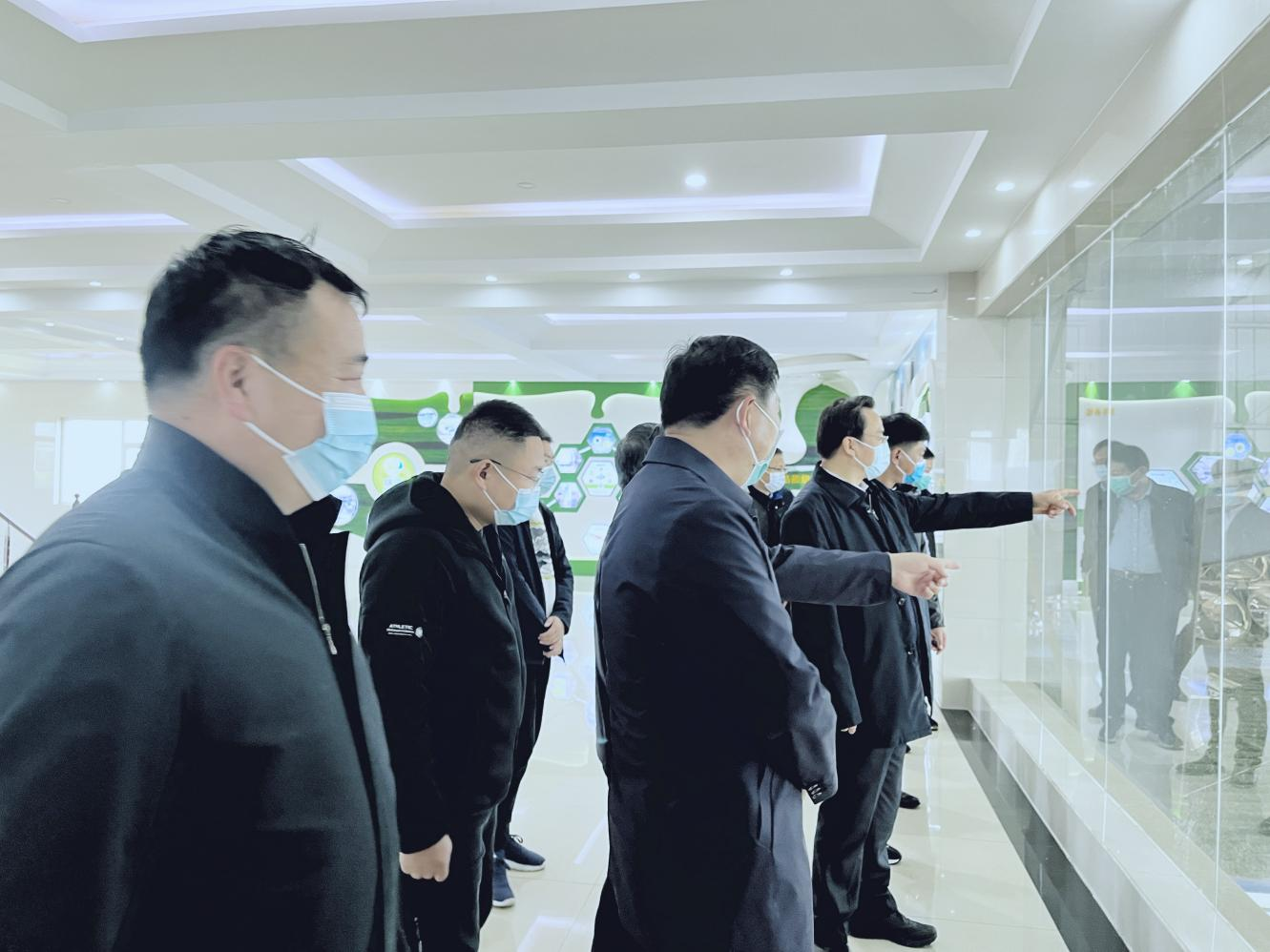 河南省人大常委會(huì)黨組書記、副主任孔昌生蒞臨花花牛魯山瑞亞牧場(chǎng)參觀調(diào)研