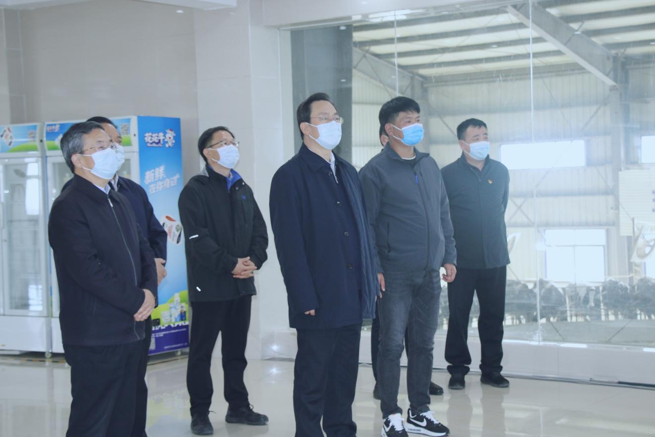 河南省人大常委會(huì)黨組書記、副主任孔昌生蒞臨花花牛魯山瑞亞牧場(chǎng)參觀調(diào)研