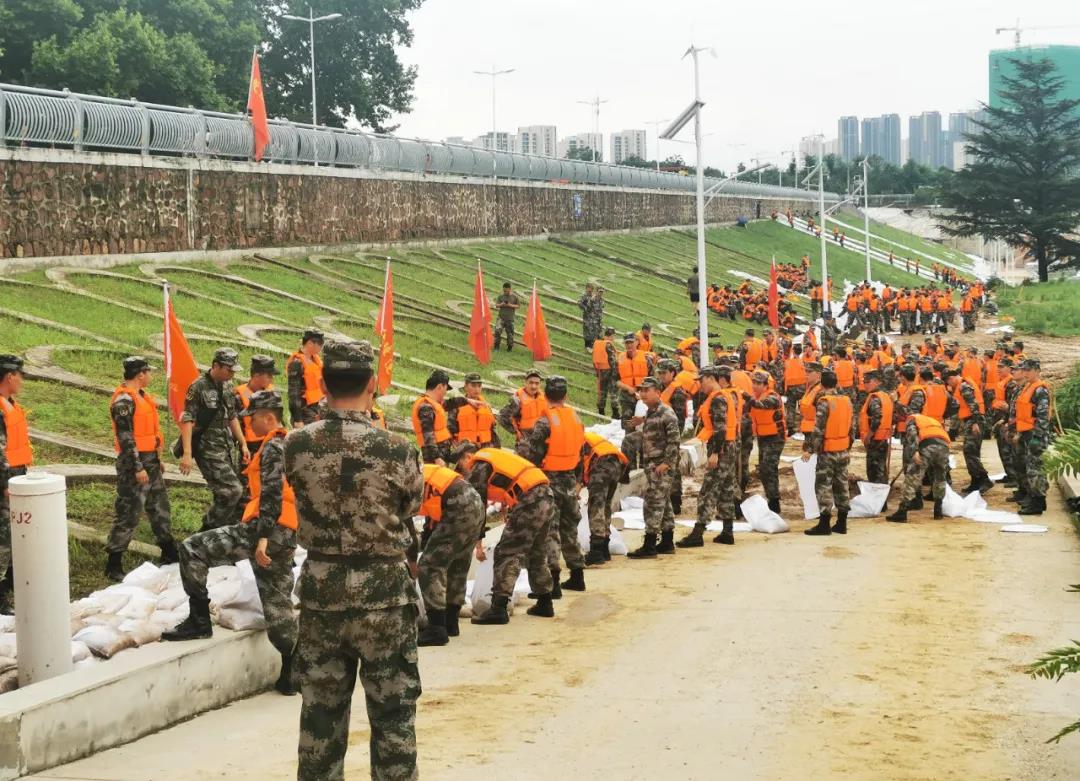 大雨無情人有情！花花牛乳業(yè)慰問常莊水庫抗洪搶險(xiǎn)官兵
