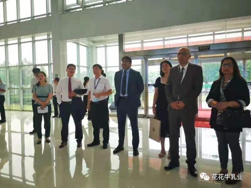 巴基斯坦駐華大使莫因·哈克 蒞臨花花牛乳業(yè)集團參觀訪問