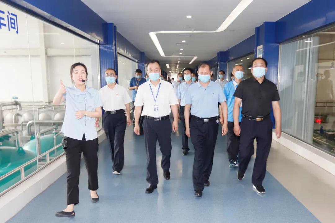 鄭州市安全生產(chǎn)雙重預(yù)防體系建設(shè)現(xiàn)場(chǎng)觀摩會(huì)在花花牛乳業(yè)集團(tuán)鄭州分公司召開(kāi)