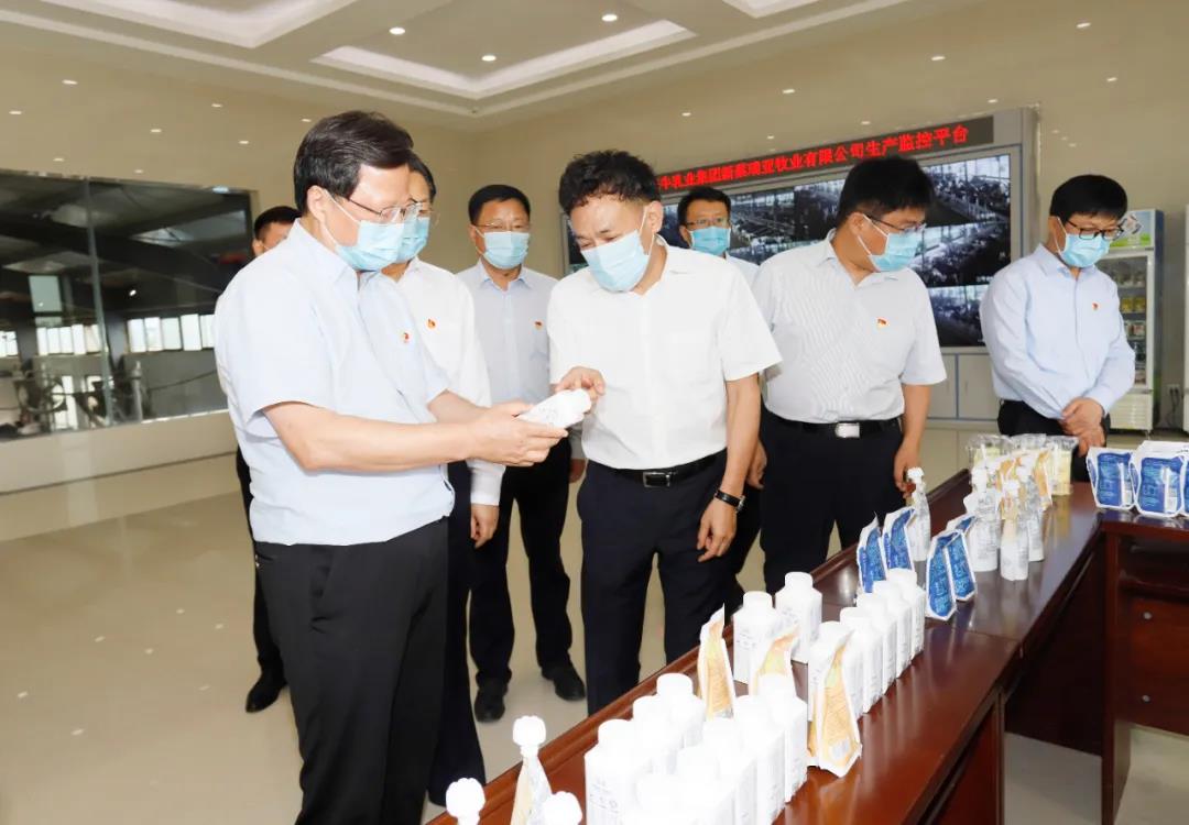 快訊 | 河南省委常委、省紀(jì)委書記、省監(jiān)委主任任正曉蒞臨花花牛乳業(yè)集團(tuán)新蔡瑞亞牧場(chǎng)調(diào)研