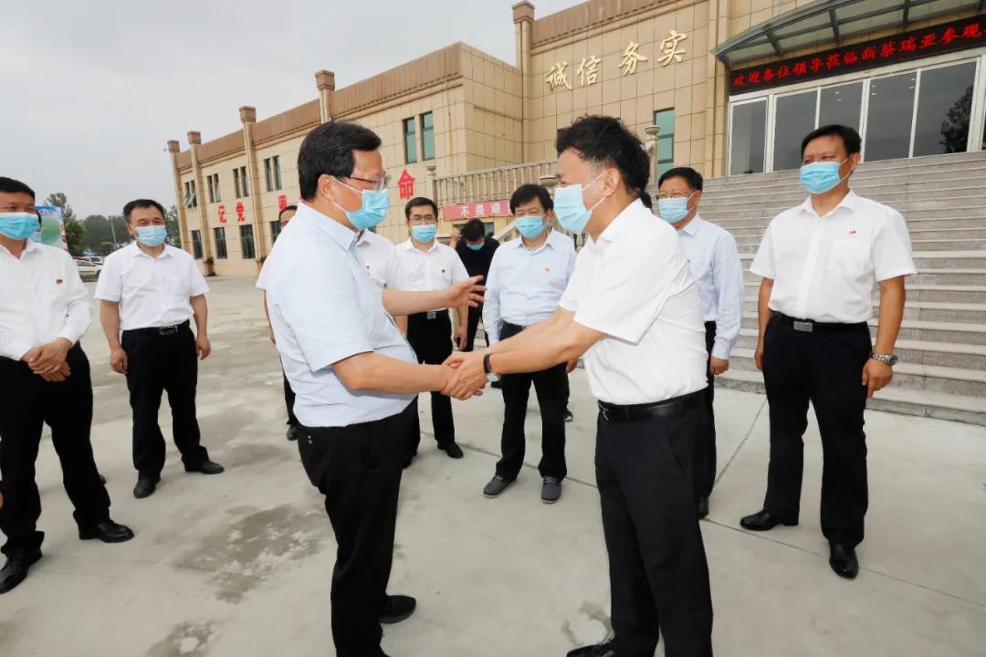 快訊 | 河南省委常委、省紀(jì)委書記、省監(jiān)委主任任正曉蒞臨花花牛乳業(yè)集團(tuán)新蔡瑞亞牧場(chǎng)調(diào)研