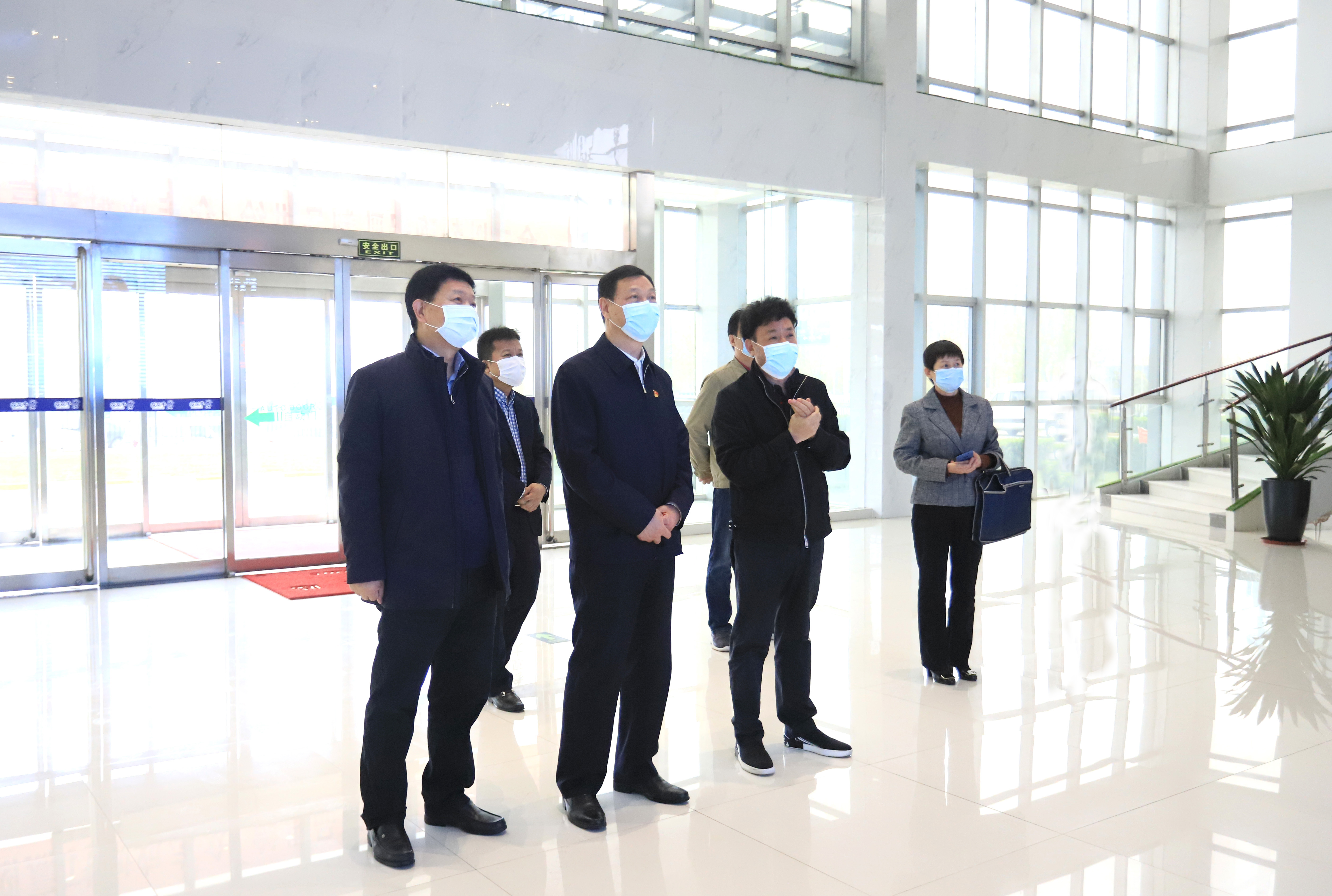 河南省委農(nóng)辦主任、農(nóng)業(yè)農(nóng)村廳廳長申延平一行調(diào)研河南花花牛乳業(yè)集團