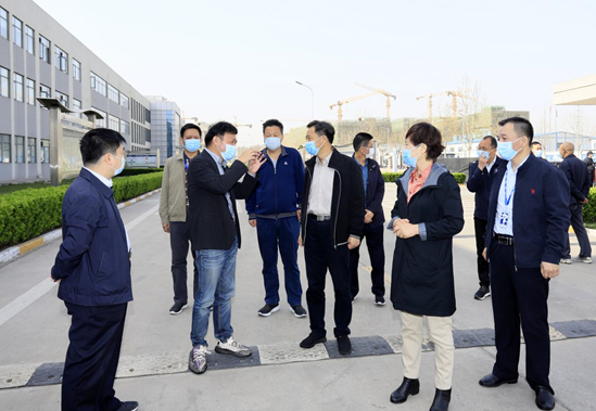 鄭州市人大副主任孫黎、市政府副市長(zhǎng)李喜安一行 蒞臨花花牛開(kāi)展“三送一強(qiáng)”活動(dòng)