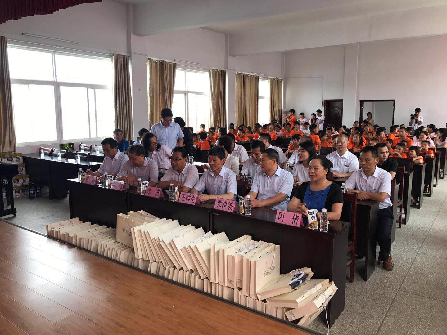 “關(guān)愛特殊兒童，讓愛灑滿人間—花花牛乳業(yè)集團(tuán)2018中國小康牛奶行動” 公益助學(xué)泌陽捐贈儀式