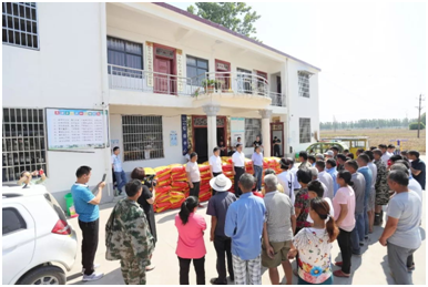 秋種化肥進農(nóng)戶 精準扶貧及時雨 | 花花牛集團精準扶貧在行動 秋種化肥進農(nóng)戶 精準扶貧及時雨 | 花花牛集團精準扶貧在行動