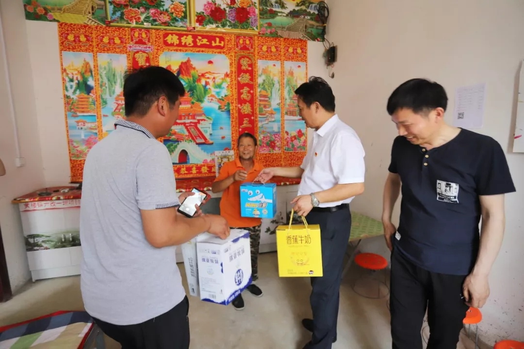 花花牛乳業(yè)集團(tuán)走訪慰問貧困戶 結(jié)對(duì)幫扶暖人心