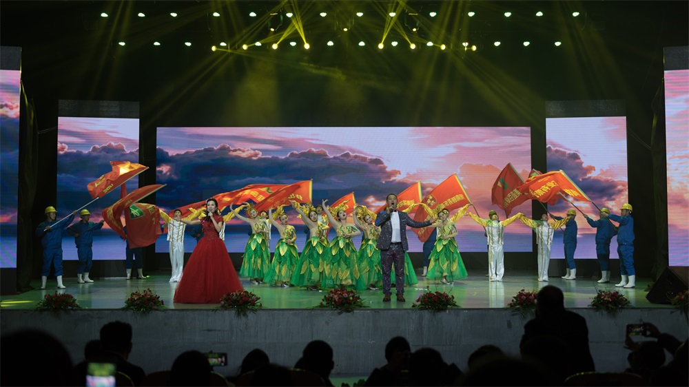 “不忘初心、聚力前行” 花花牛集團(tuán)2018迎新春聯(lián)歡會隆重舉行