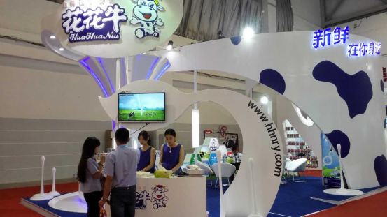 花花牛牛氣沖天！農(nóng)業(yè)部長(zhǎng)品嘗“領(lǐng)暢”點(diǎn)贊，又獲國(guó)際奶業(yè)平臺(tái)青睞