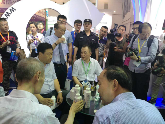 花花牛牛氣沖天！農(nóng)業(yè)部長(zhǎng)品嘗“領(lǐng)暢”點(diǎn)贊，又獲國(guó)際奶業(yè)平臺(tái)青睞