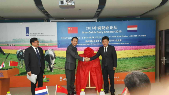 花花牛牛氣沖天！農(nóng)業(yè)部長(zhǎng)品嘗“領(lǐng)暢”點(diǎn)贊，又獲國(guó)際奶業(yè)平臺(tái)青睞