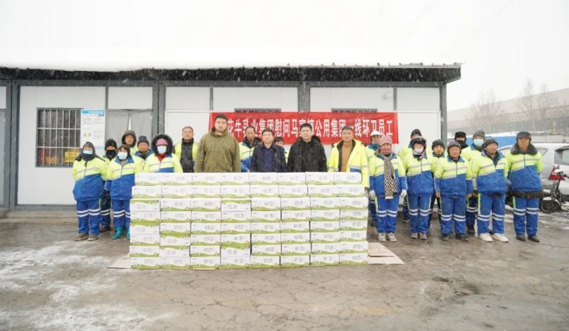 慰問(wèn)一線(xiàn)環(huán)衛(wèi)工，禮贈(zèng)新鮮花花牛