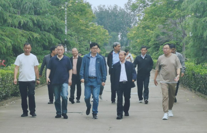 花花牛丨河南農(nóng)業(yè)大學(xué)黨委副書記、校長(zhǎng)介曉磊一行蒞臨花花牛河南瑞亞參觀調(diào)研