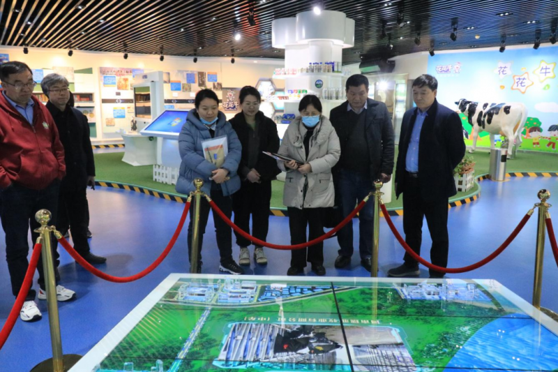 花花牛丨農(nóng)業(yè)農(nóng)村部食物與營養(yǎng)發(fā)展研究所調研組徐偉平一行蒞臨花花牛乳業(yè)集團考察調研