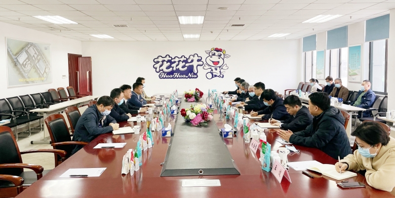 河南省委常委、副省長(zhǎng)費(fèi)東斌蒞臨 花花牛乳業(yè)集團(tuán)調(diào)研