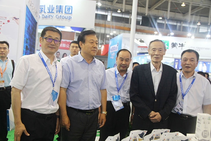花花牛亮相第八屆中國奶業(yè)大會(huì)，又獲農(nóng)業(yè)部長一聲贊！