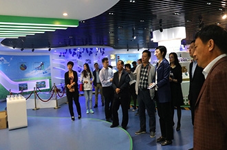 鄭州市二七區(qū)區(qū)委、統(tǒng)戰(zhàn)部部長(zhǎng)王玉紅蒞臨花花牛生物科技有限公司參觀指導(dǎo)