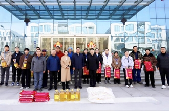 新春佳節(jié)暖人心 堅守一線顯擔(dān)當(dāng) ——河南農(nóng)業(yè)投資集團(tuán)黨委委員、副總經(jīng)理兼花花牛乳業(yè)集團(tuán)黨委書記、董事長張峰慰問花花牛乳業(yè)在崗員工